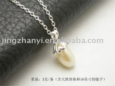 Metal Necklace with Pearl Pendant