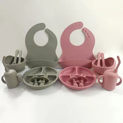Customization Baby Feeding Set Plate Bowl with Strong Suction Non Silp Bebe Babero Sippy Cup Spoon Forks Heat Resistant Washable