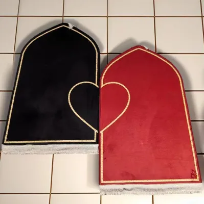 2026 New Design Love Shape Prayer Mat for Couple Printing Carpet and Rugs Muslim Couples Prayer Mat