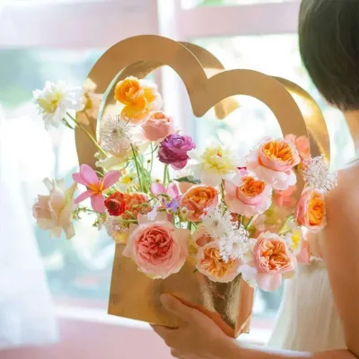 Recyclable Paper Cardboard Box With Hand Flower Box Bouquet Wrapping Rose Flower Packaging Boxes for Valentine Wedding