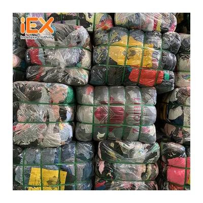 Friperie Phones an Gro Bales of Mixed Used Clothing in London Bolsones De Ropa Usada