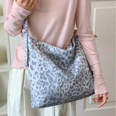 Large Capacity Leopard Print Underarm Bag Stylish Western Style Versatile Shoulder Bag for Casual Commuting