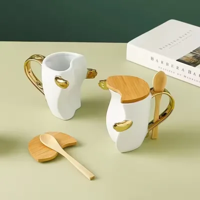 Wholesale Hugging Couple Ceramic Coffee Mug Set with Bamboo Lid Custom Logo Gift for Valentine's Day Wedding Anniversary