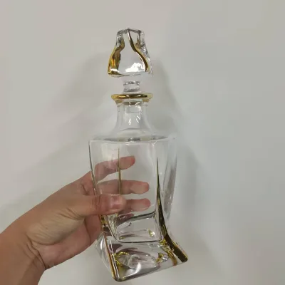 High Quality Handmade Gold Design Crystal Whiskey Decanter Transparent Glass Twist Style for Business Gifts