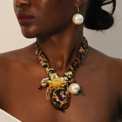 Leopard Print Faux Leather Pendant Necklace with Faux Pearl and Gold Tone Metal for Women Party Daily Fashion Jewelry Set