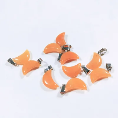 Huiying Valentine jewelry polished red aventurine moon shape stone crystal pendant for lovers jewelry