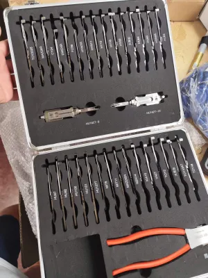 Multi Functional 32 Piece GanZuas Lock Pick Kit Premium Metal Plastic Set for Ignition and Door Locks