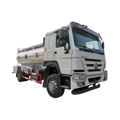 New SINOTRUK HOWO 4*2 6 Wheels 12 Cbm Fuel tank Truck for Algeria