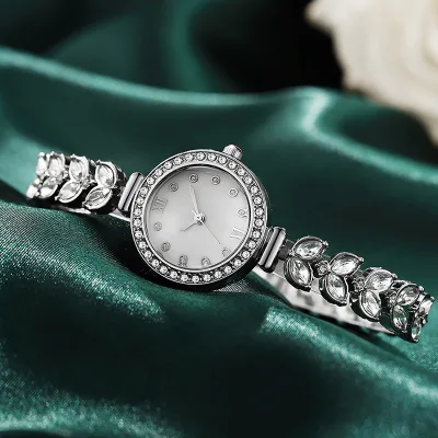 Hot Ultra-thin Round Dial Ladies Watch Quartz Luxury Leaves Leaf Rhinestone Watches for Women Adjustable Chain Strap
