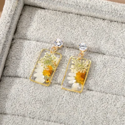 FanYue Epoxy Rhinestone White Daisy Dried Flower Earrings Square Eternal Flower Sunflower Earrings for Women