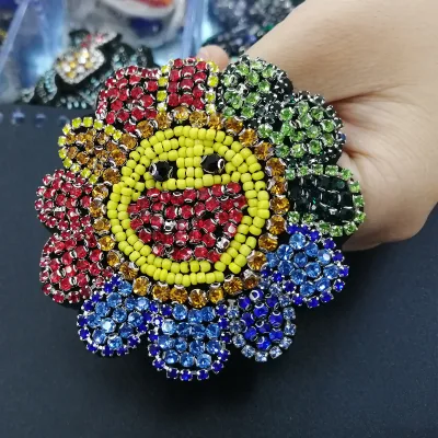 Custom Hand-made Rhinestone Design Applique Chrysanthemum Crystal Patches Hot Sew on Pearl Patch for Clothing Bag