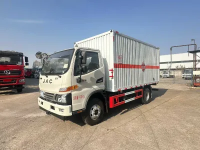 New 4x2 Single Row Diesel Light Truck Yuchai FAST Gearbox Mini Van Dangerous Goods Transportation Factory Price Rear Camera