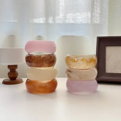 New Wholesale Wide Irregular Resin Acrylic Lucite Bracelet Female Niche Design Simi Dye Vintage Minimalist Fashion Model