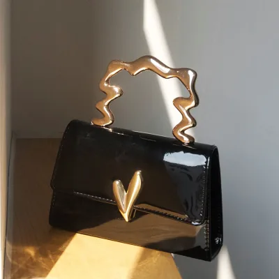 Women Lacquer Leather Shiny Surface Handbag Irregular Metal Handle Bag New Fashion Simple Style Solid Heart V LOCK Tote Bag