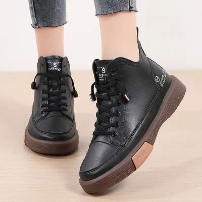 Flat-heeled women's ankle boots, fashionable and casual, versatile for any occasion.