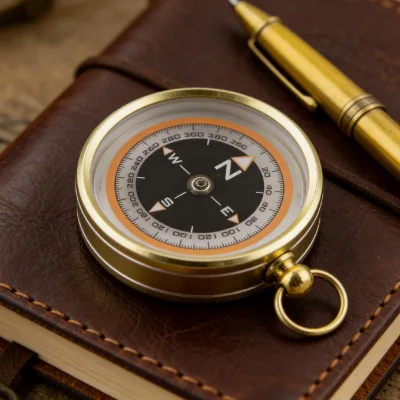 Minghao OEM Outdoor Vintage Magnetic Gold Compass High Quality for Outdoor Activities Comes with a Buckle for Easy Portability
