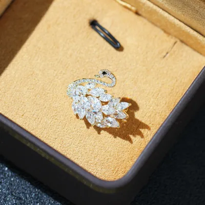 Elegant White Swan Brooch with Exquisite Diamond Inlay Simple Versatile Gold-Plated Animal Pin for Gift or Party