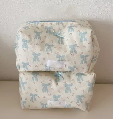 2025 Customizable Portable Travel Makeup Bag for Women with Zipper Fresh Bow Design