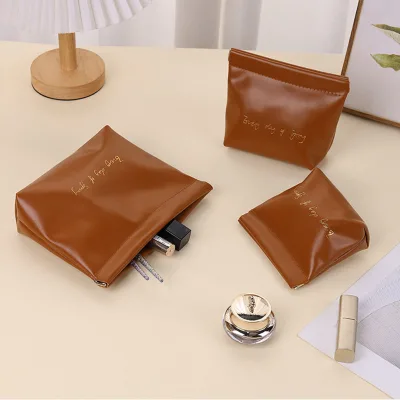 Portable Female Lipstick Makeup Bag with Shrapnel Storage New Travel Carry-On Design for Jewelry Data Line Coin Wallet Storage