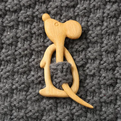 Custom Mouse Shawl Pin OEM Engraved Logo Animal Wooden Sweater Brooch Handmade Knit Scarf Clip Clothing Accessories Wholesale