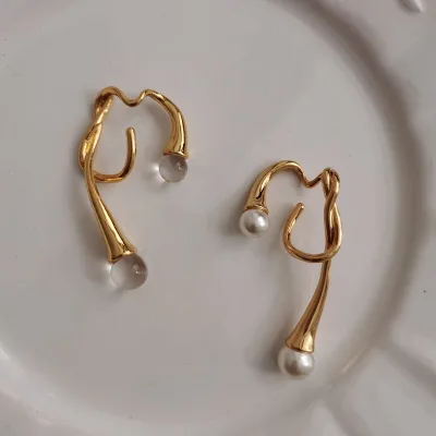European and American Fashion Earclips Vintage Earrings. High-grade Twisted Irregular Pearl Earrings Without Piercing