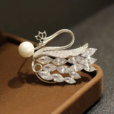 Elegant Unisex Accessory Classic Gold-Plated White Swan Brooch Exquisite Stone-Inlaid Animal Brooch-for Gift