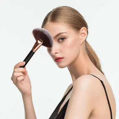Free Sample Wholesale Vegan Soft Fan and Powder Makeup Brush Synthetic Hair for Highlighting Blush Wood Handle Fan Brush