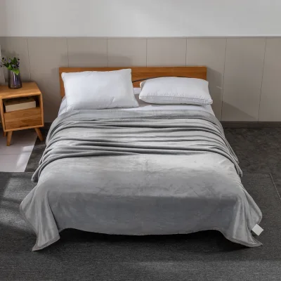 Hotsale New Bale 350GSM Coral Flannel Fleece Frazada Blanket Wear Solid Pattern Knitted Polyester Anti-Pilling Portable