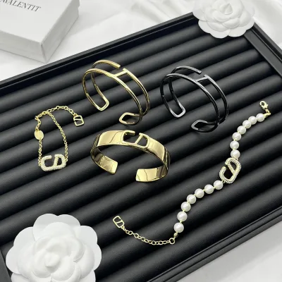 V-shaped smooth surface bracelet for women, light luxury and high-end feeling, starry sky pearl bracelet, factory wholesale.