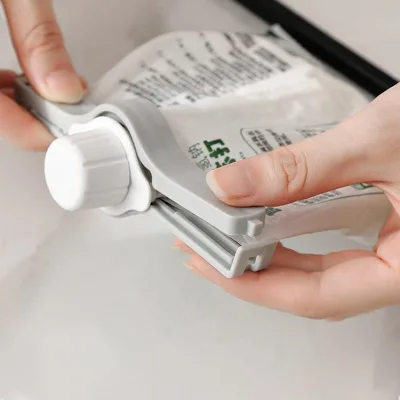 Convenient Plastic Food Bag Clip Sealer with Pour Measuring Cup Stocked Sealing Clip for Convenient Storage