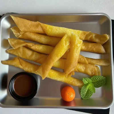 Frozen Crispy Pineapple Spring Roll Wholesale Fruit Filled Pastry OEM Service for Dim Sum Trolley Bakery Restaurant Supplier