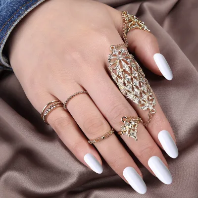 Fashionable and Exquisite Ladies with Finger and Strip Pineapple Outfit, Simple Ring, Fashionable Guest