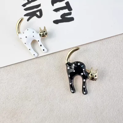 Lovely Animal Brooch Personality Trend Black and White Cartoon Spots Cat Brooches Delicate Niche Design Sense Unisex Accessories