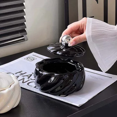 High Quality Creative Shape Living Room Smoking Ashtray with Lid Anti Fly Ash Office Cigar Ashtray