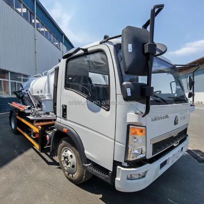 SINOTRUK HOWO 4x2 Sewage Vacuum Suction Truck 5CBM Vacuum Tank Truck For Sewage Cleaning Fecal Suction Special Vehicle