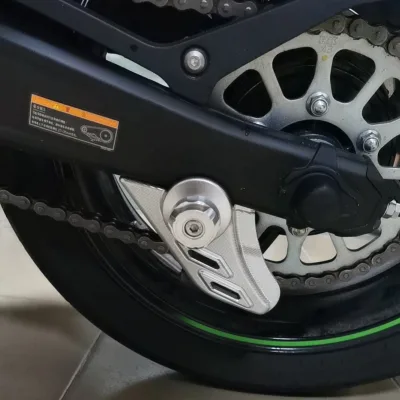 Motorcycles Universal Lower Chain Guard Suitable for KAWASAKI ZX25R ZX4R ZX4-RR ZX-6R ZX-10R Ninja400 Z900 Z1000