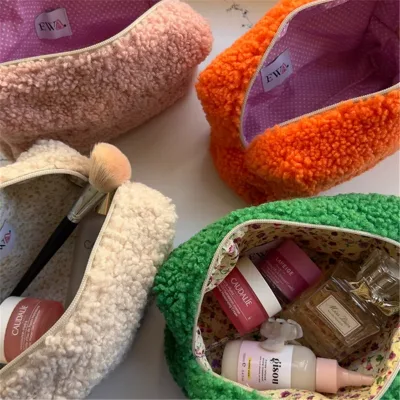 High Quality Soft Velvet Fashion Dot Zipper Custom Teddy Fabric Toilet Bag with Logo