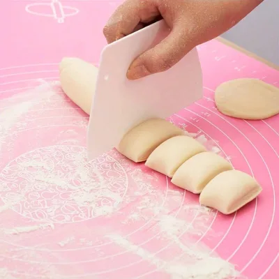 1pc Plastic Cutting Knife Cake Scraper Spatula Dough Scraper Spatula Household Steamed Bread Sausage Scraper Baking Tool