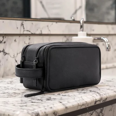 Luxury Men's Dopp Kit for Toiletry Bag Custom Logo Designer Leather Large Capacity Waterproof Portable Zipper Closure for Travel