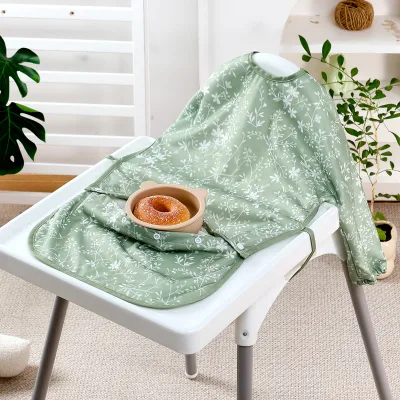 Versatile Baby Bibs Detachable Buttons Design Waterproof Fabric 100% Polyester Affordable