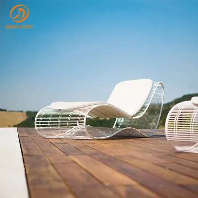 Artistic Wave Design Outdoor Lounge Chair, Contemporary White Metal Grid Sunbed with Curved Ergonomic Cushion for Luxury Villas