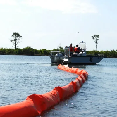 TPU Inflatable Oil Containment Boom 900mm Ht CE DNV Dual Air Chamber Independent Inflation for One Chamber Failure Backup