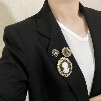 Newly Launched European and American Best Selling Exquisite Retro Alloy Human Head Portrait Brooch for Women