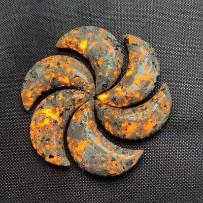 High Quality Yooperlite Crescent Moon Crystal Carved Crafts UV Fluorescent Reaction Semi-precious Stones Home Decor
