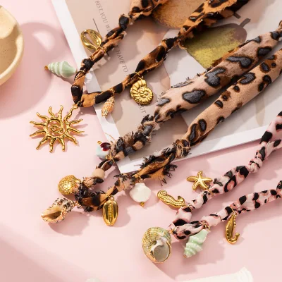 Fashion Scarf Necklace for Women Bandana with Gold Plated Heart Beach Party Scarf Women Neck Accessories