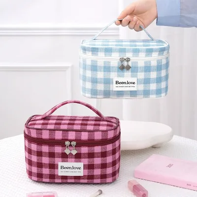 Medium Capacity Plaid Travel Makeup Pouch for Storage Bag Fashion Polyester Tartan Cosmetic Organizer with Zipper Closure
