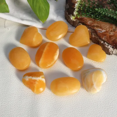 Hot Sale Natural Crystal Healing Palm Stone Yellow Clacite Heart Stone for Meditation