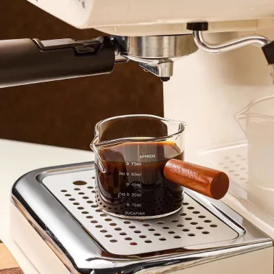 Factory High Borosilicate V-Shape Spout Clear Glass Measuring Cup With Wood Handle for Coffee Design for Tea Coffee Milk