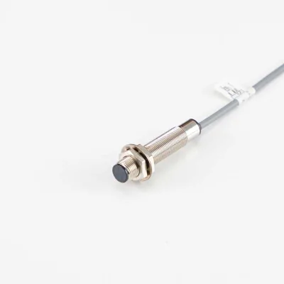 M12 distance measuring diffuse optic sensor
