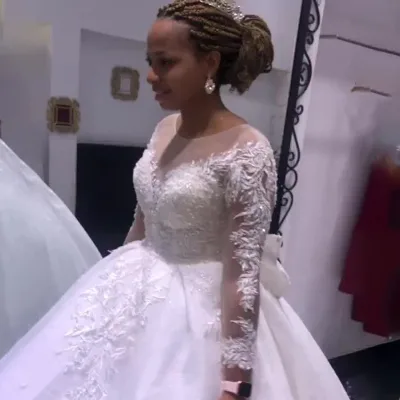Spring Fashion Long Sleeve Pure White Ball Gown Wedding Dress Round Neck Lace Appliques Princess Bridal Gown With Long Tail